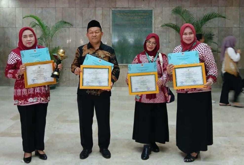 Empat sekolah di Kabupaten Purworejo menerima piagam penghargaan Adiwiyata Mandiri dan Adiwiyata Nasional dari KLHK pada Rabu (2/10) lalu.