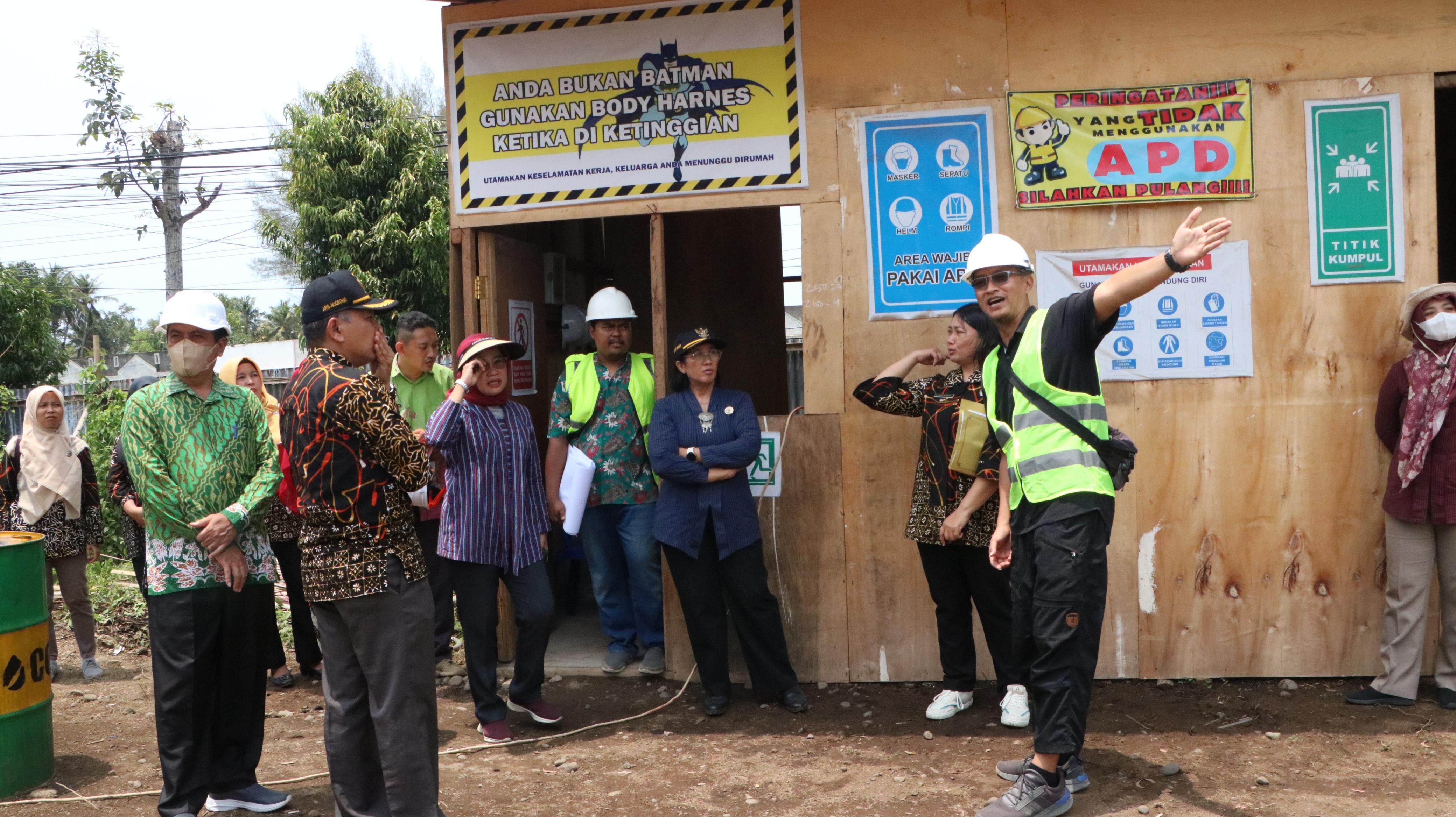 PENINJAUAN: Pj Bupati meninjau proyek strategis daerah.