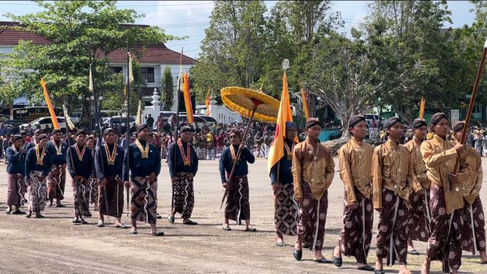 KHIDMAT: Upacara perayaan Hari Jadi ke-194 Gunungkidul di Alun-Alun Wonosari Jumat (4/10/2024). Kegiatan ini turut menambilkan kirab bregada hingga berebut hasil gunungan.