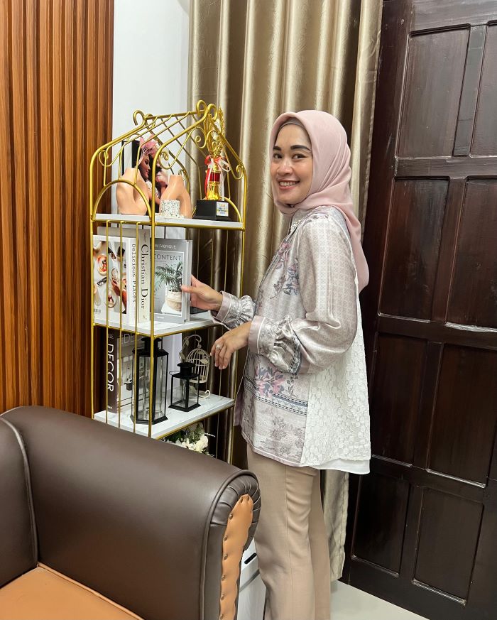 TEKUN: Fera Ana Sutantri yang memiliki hobi mendekor rumah. Ketekunannya dalam membuat konten soal hobinya justru mendatangkan pundi-pundi rupiah.
