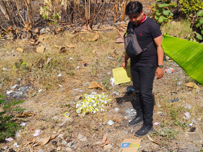 BARANG BUKTI: Polres Bantul berhasil menyita ratusan bungkus dan botol miras oplosan pada Kamis (3/10) malam.