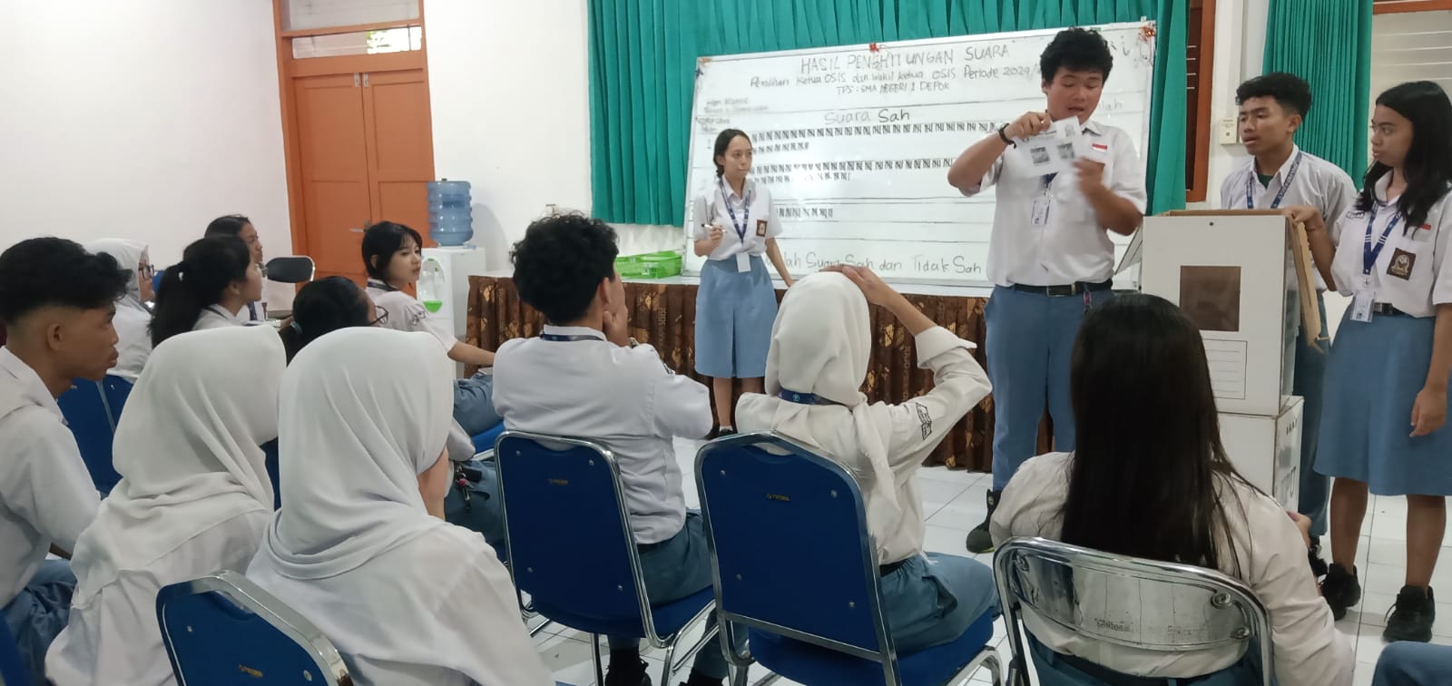 NYOBLOS - Sejumlah siswa mengikuti pemungutan suara Pilketos SMAN 1 Depok Sleman pada Kamis (3/10/2024)  (Doc SMAN 1 Depok, Sleman untuk Radar Jogja)