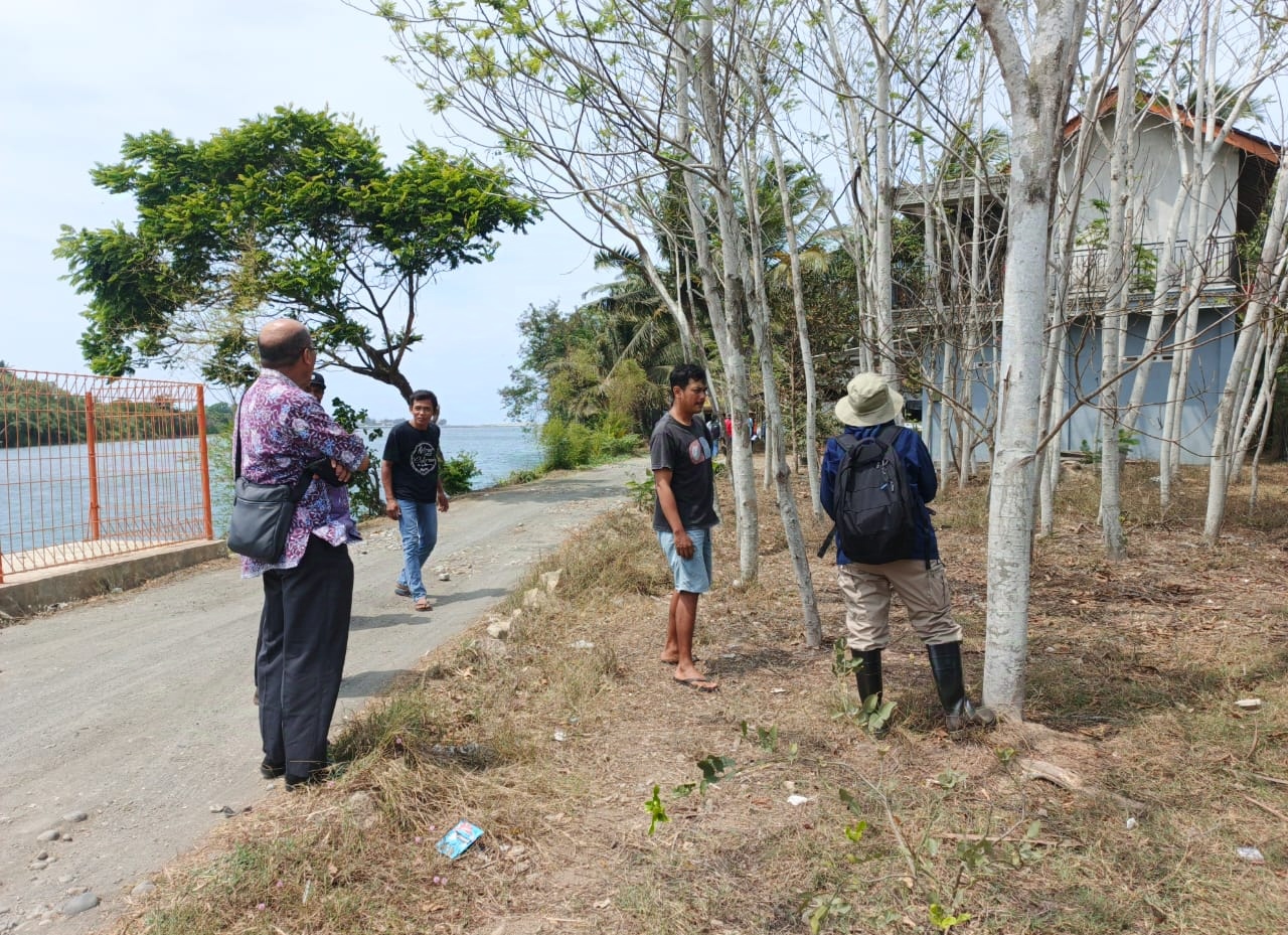 DIUKUR: Proses pengukuran dan pemetaan bidang tanah terdampak proyek pengendali banjir kawasan YIA di Kecamatan Purwodadi, Kamis (3/10).
