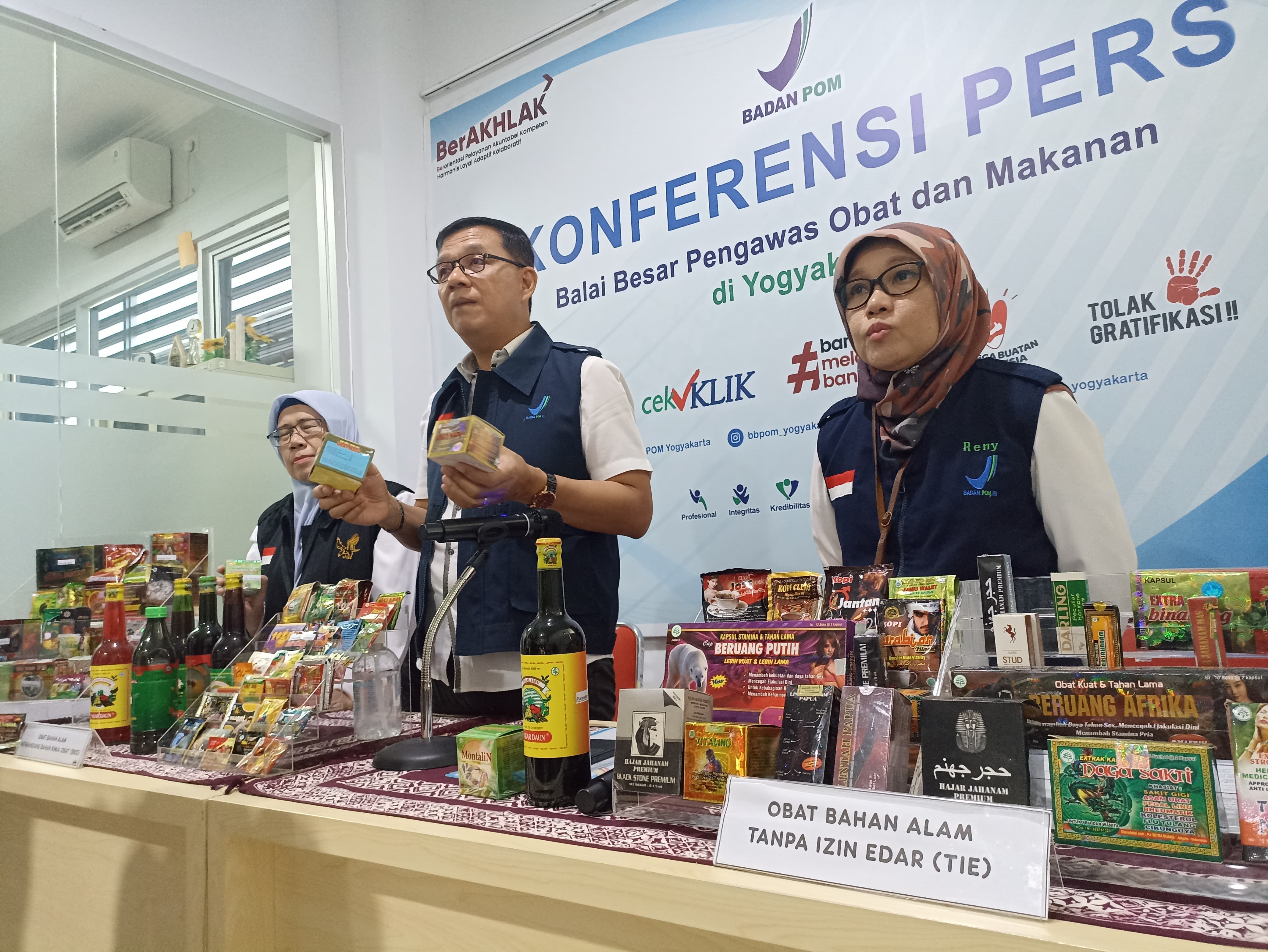 Kepala BBPOM Yogyakarta Bagus Heri Purnomo saat memperlihatkan temuan jamu ilegal di Kantor BBPOM Yogyakarta, Jumat (04/10/2024).