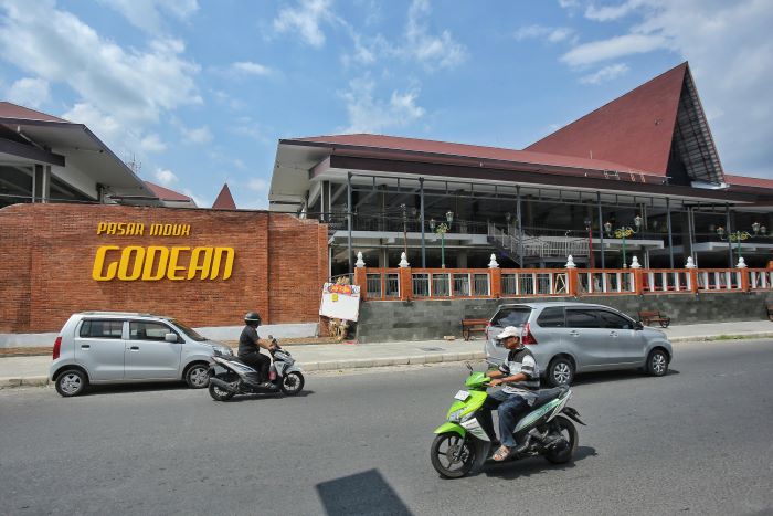 BELUM BEROPERASI: Pengendara motor melintas di depan pasar Godean, Sleman kemarin (4/10). Dinas Perhubungan Sleman menyiapkan kantong-kantong parkir sementara.
