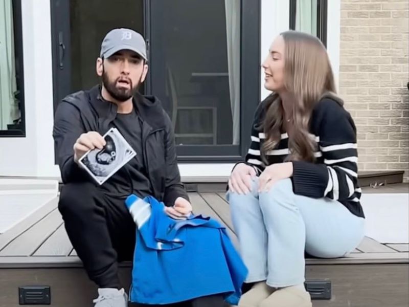 Putri Eminem mengumumkan kehamilannya.