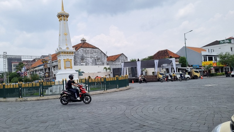 Ilustrasi foto hotel dan kawasan Tugu Jogja dalam persiapan Wayang Jogja Night Carnival (WJNC) sebagai salah satu acara yang banyak menarik minat para wisatawan luar DIY.