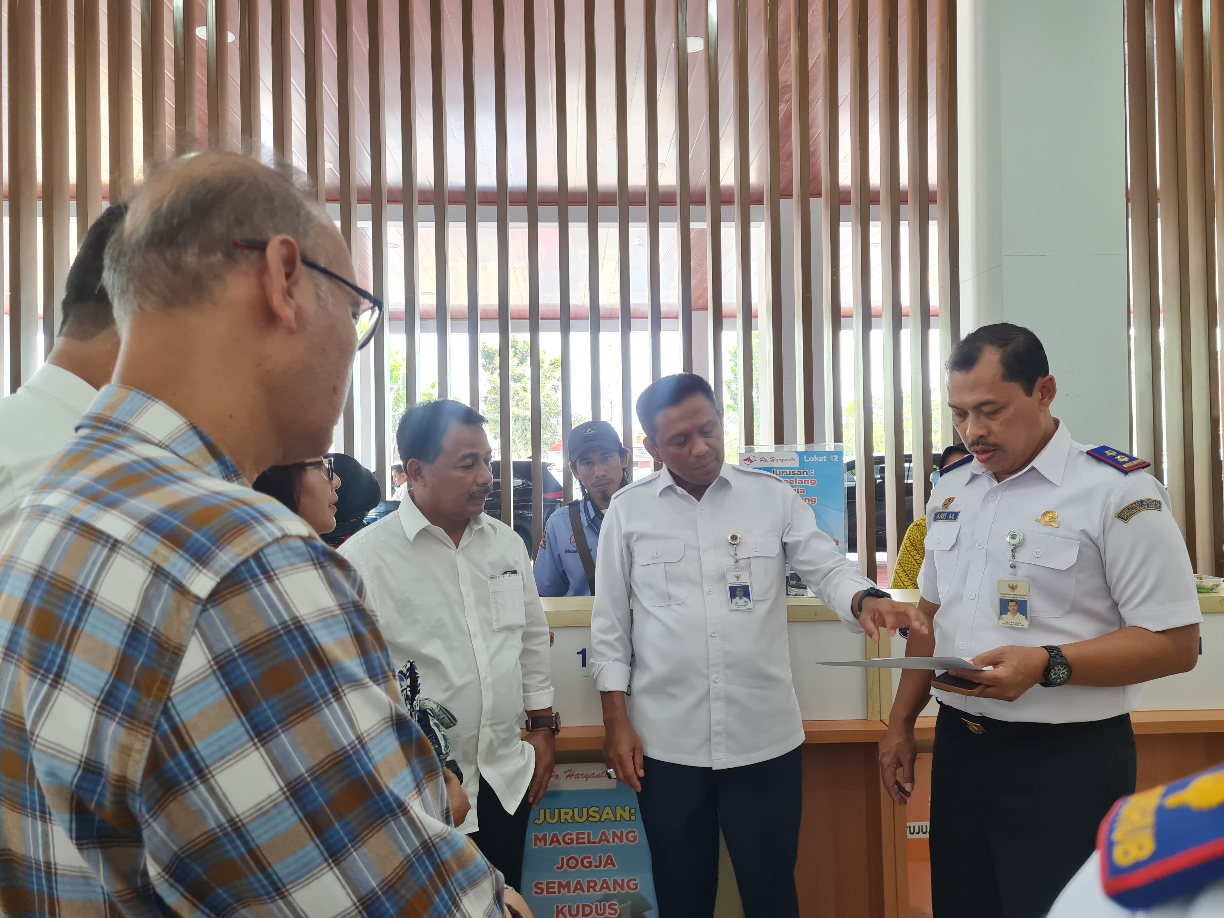 &nbsp;  SIMBOLIS: Dirjen Perhubungan Darat Kemhub bersama jajarannya saat meluncurkan website e-ticketing terpadu di Terminal Tipe A Tidar Kota Magelang, Minggu (6/10).