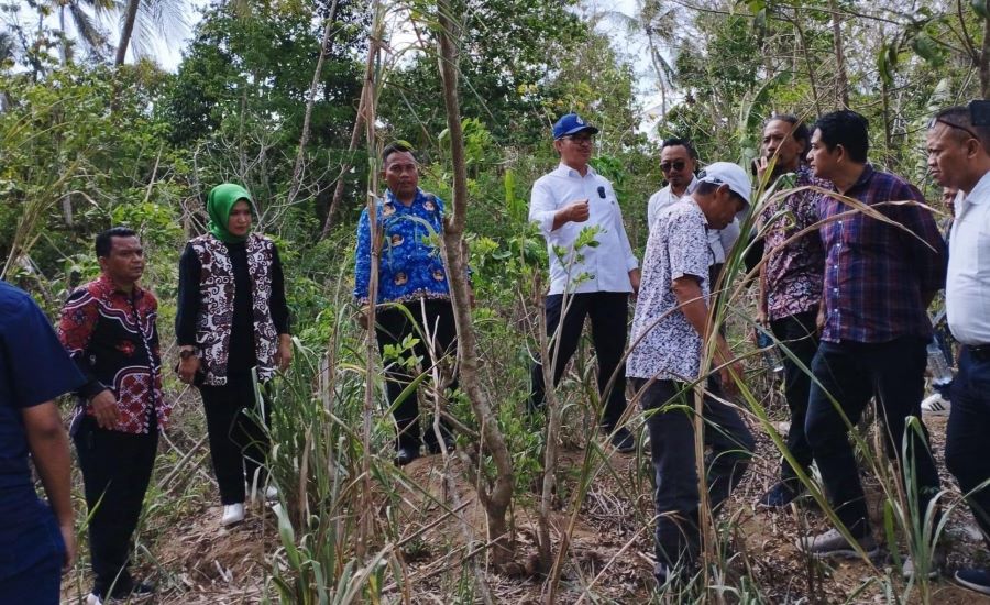 KUNJUNGAN: Cawalkot Hasto Wardoyo mengunjungi calon TPST di Ngentakrejo.