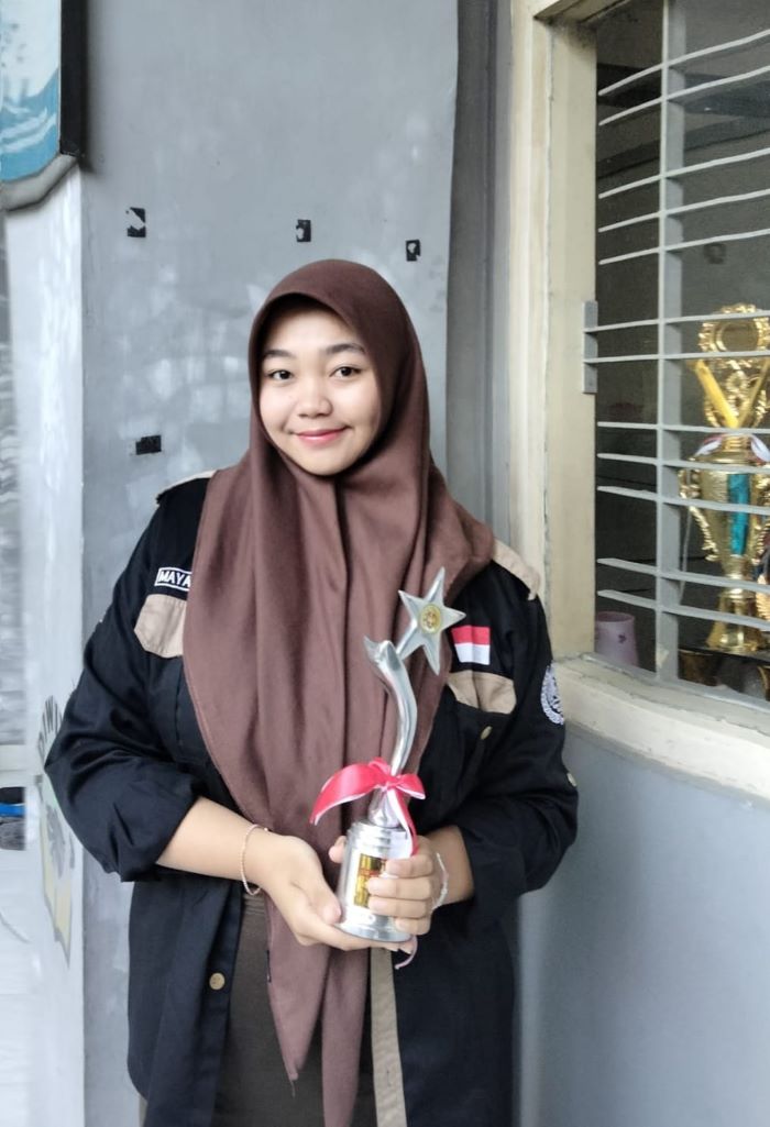 Maya Indrawati saat mendapatkan juara 2 pada lomba Dialog dan Jelajah Sejarah