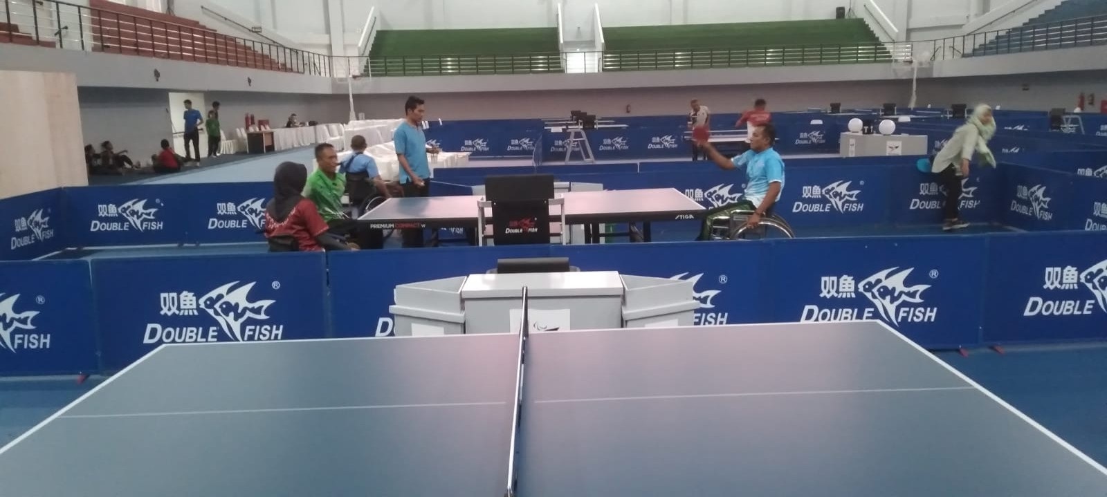 SIAP TANDING: Para atlet kontingen DIY saat menjajal venue tenis meja di Peparnas 2024.