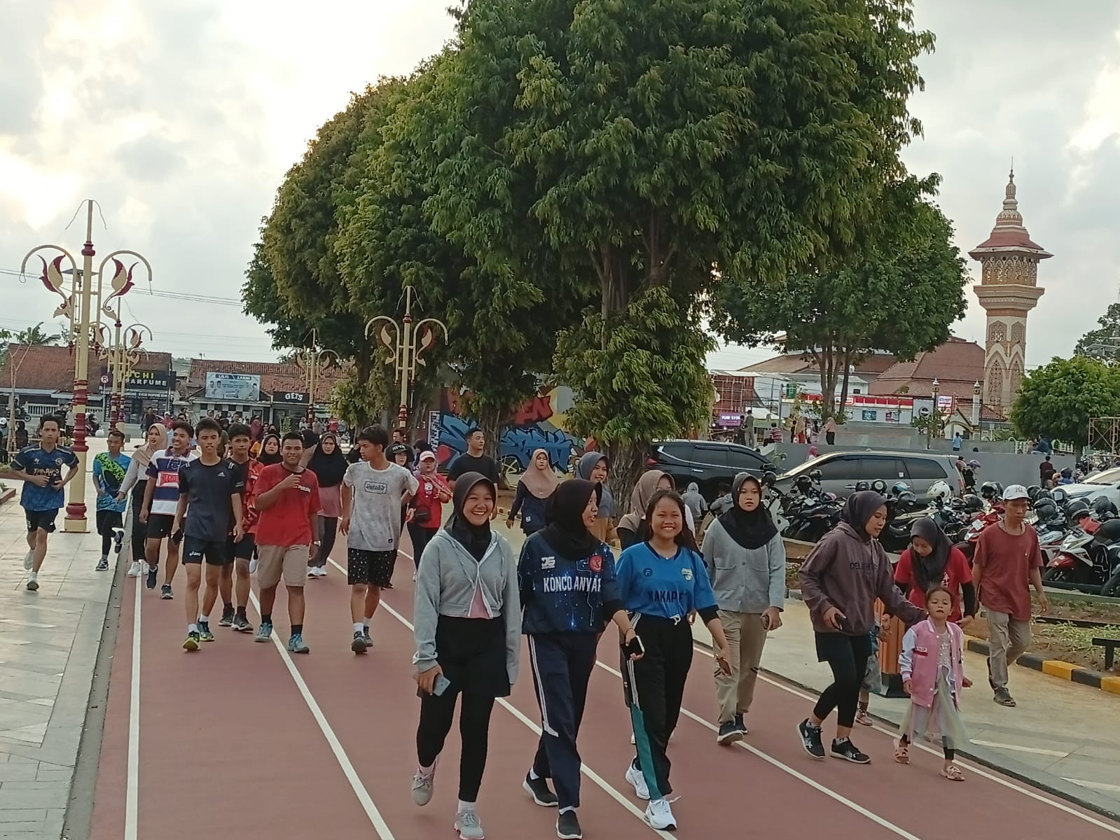 FASILITAS BARU : Masyarakat ramai datang ke Alun-Alun Pancasila untuk menikmati fasilitas jogging track atau lintasan lari.