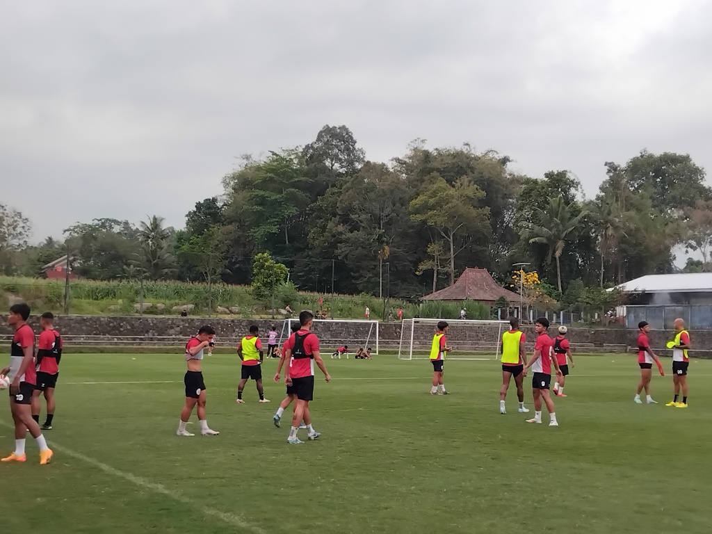 Para pemain PSS Sleman saat menjalani latihan rutin di Lapangan Pakembinangun, Sleman.  &nbsp;