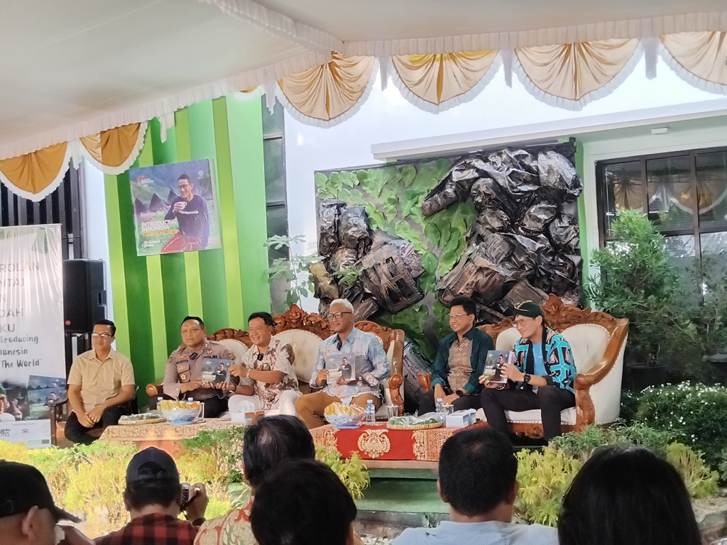 Menteri Pariwisata dan Ekonomi Kreatif Sandiaga Uno (kanan) dan General Manajer (GM) PT Pohon Cahaya, Y Sasongko Iswandaru (kiri) saat diskusi buku