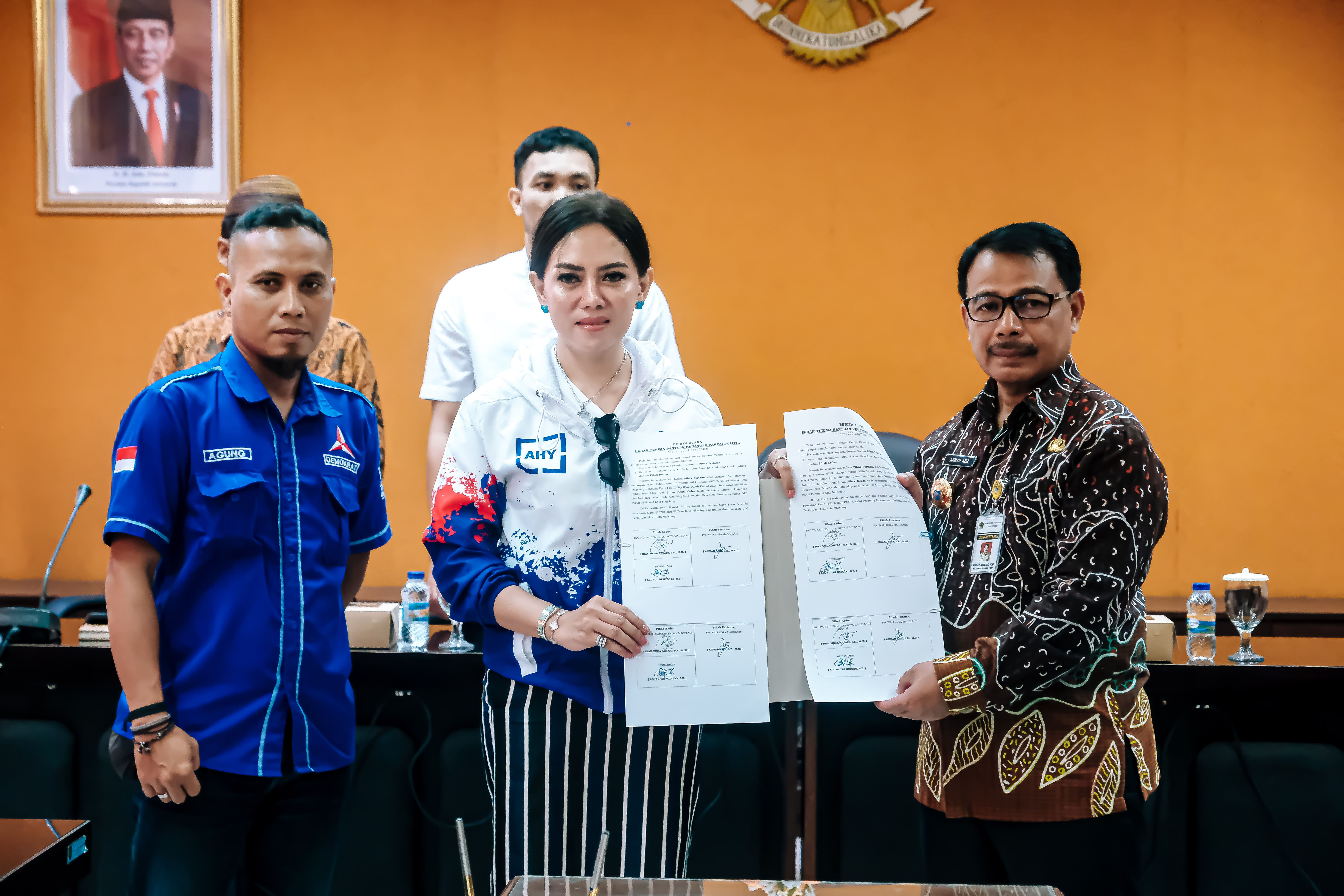 SIMBOLIS: Pjs Wali Kota Magelang Ahmad Aziz saat menyerahkan bantuan keuangan kepada parpol yang menduduki kursi DPRD.