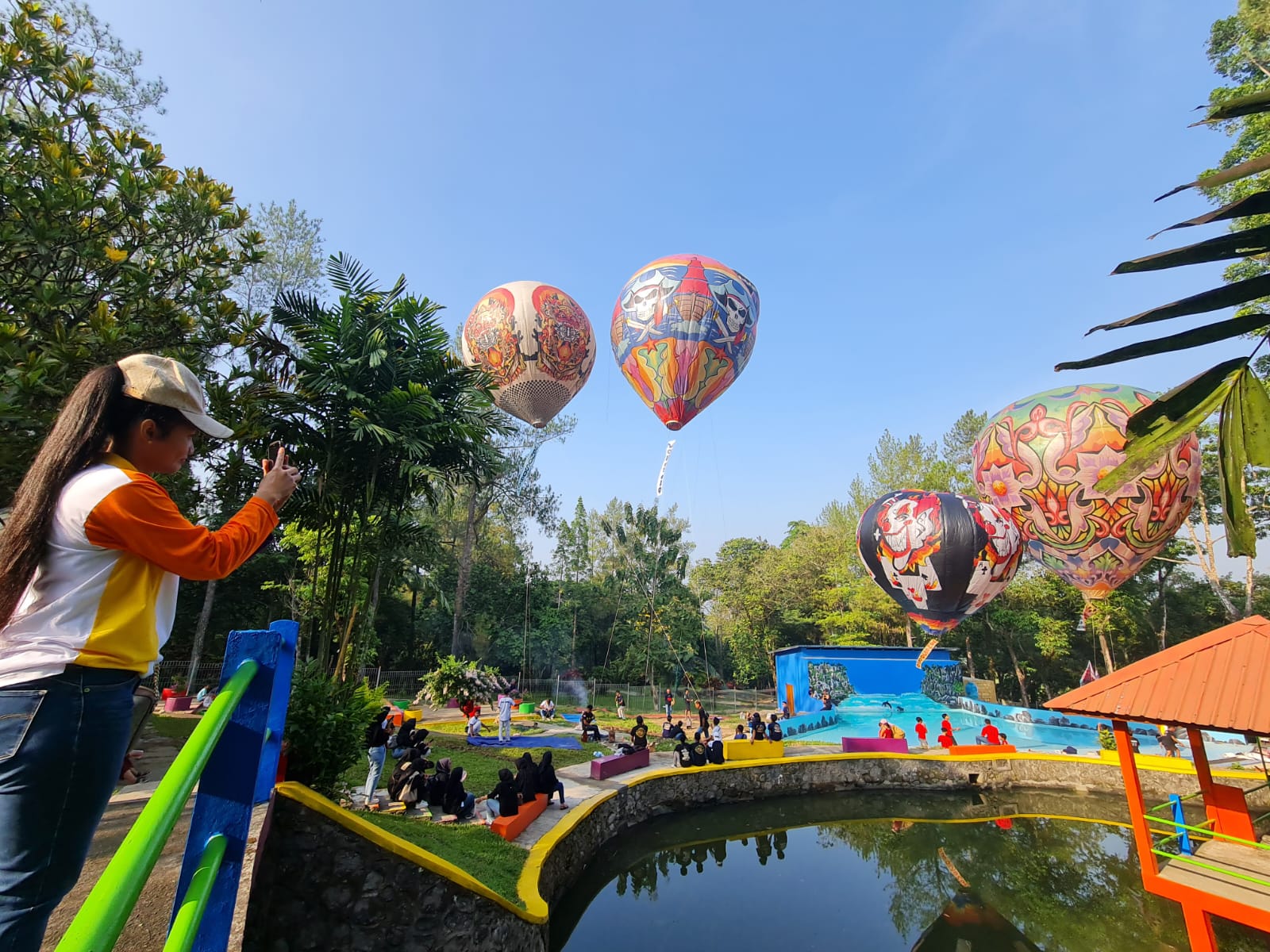 Pemandangan berbeda tampak di Taman Kyai Langgeng (TKL) Ecopark, Minggu (6/10). Sebab ada sembilan balon udara berbagai motif yang menambah daya tarik di destinasi wisata tersebut dan menyita perhatia