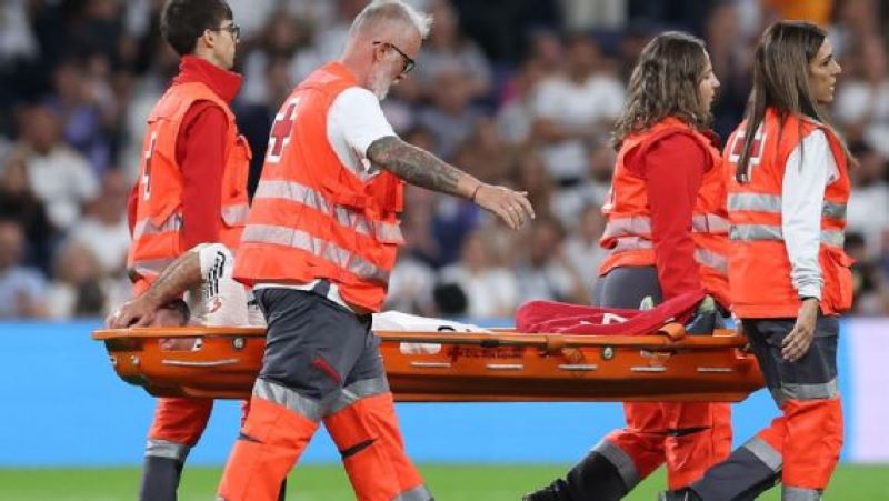 Dani Carvajal harus ditandu saat keluar dari lapangan dalam kemenangan 2-0 atas Villarreal (Gonzalo Arroyo Moreno/Getty Images)