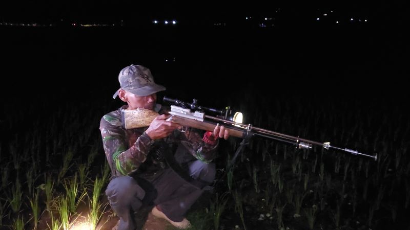 MENEMBAK: Peserta Rat Hunter membidik tikus sawah di Banjaraurum.