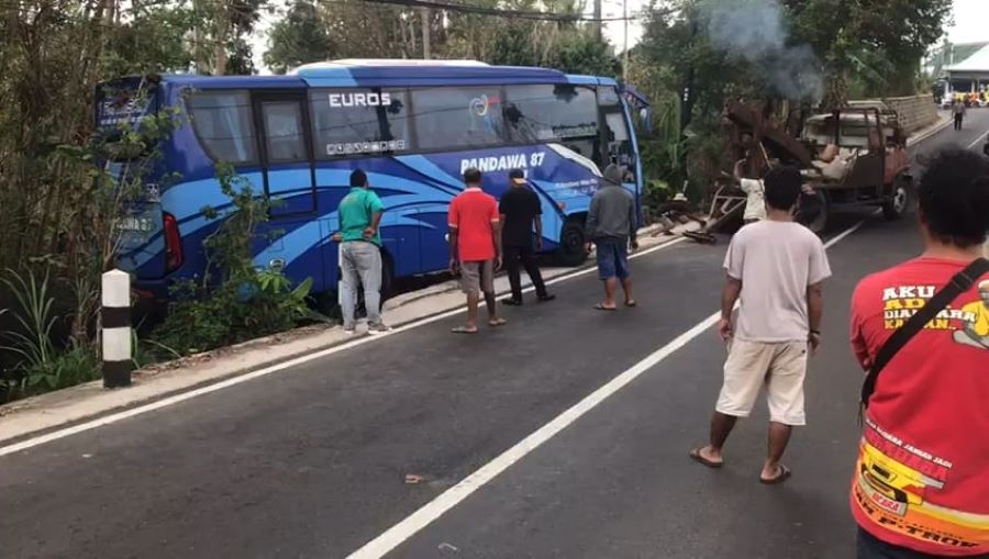 Bus masuk parit akibat tidak kuat menanjak di Jalan Patuk - Dlingo, Kalurahan Semoyo, Patuk, Gunungkidul, Minggu (6/10) sekitar pukul 08.30 WIB.