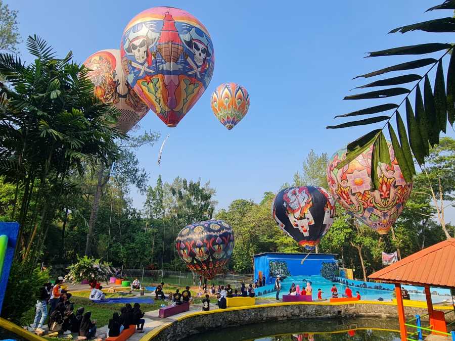 DAYA TARIK: Balon udara berbagai motif diterbangkan di Taman Kyai Langgeng (TKL) Ecopark Magelang, Minggu (6/10/2024).