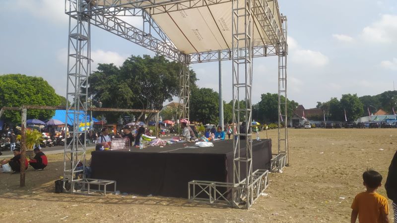Panggung yang rencananya digunakan untuk jalan sehat