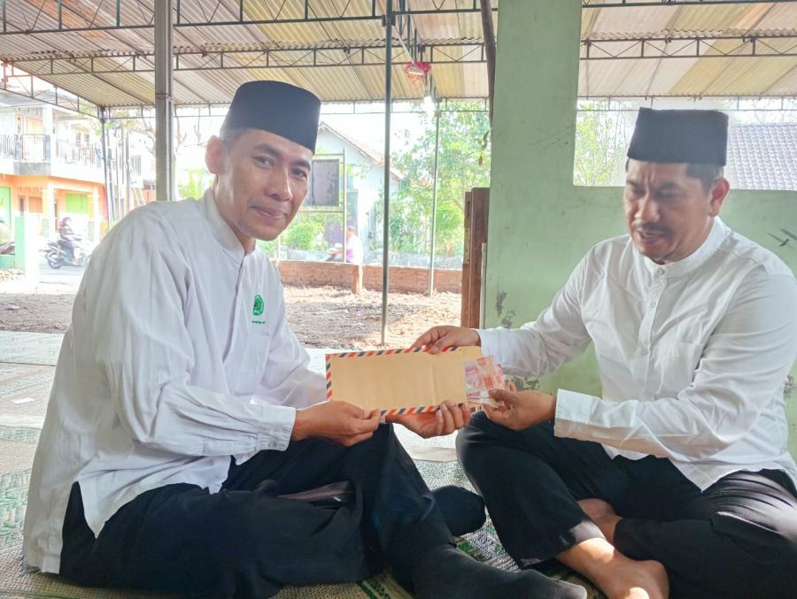 ASN Kantor Kemenag Bantul Rohwan kiri ketika menyerahkan gratifikasi dari masyarakat yang dipaksa diterimanya ketika memberikan layanan publik padahal s