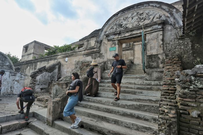 Wisatawan mengunjungi kawasan wisata Tamansari, Jogja, Jumat (4/10). Gelaran WJNC 2024 diharapkan mampu meningkatkan jumlah kunjungan wisata ke Kota Jogja