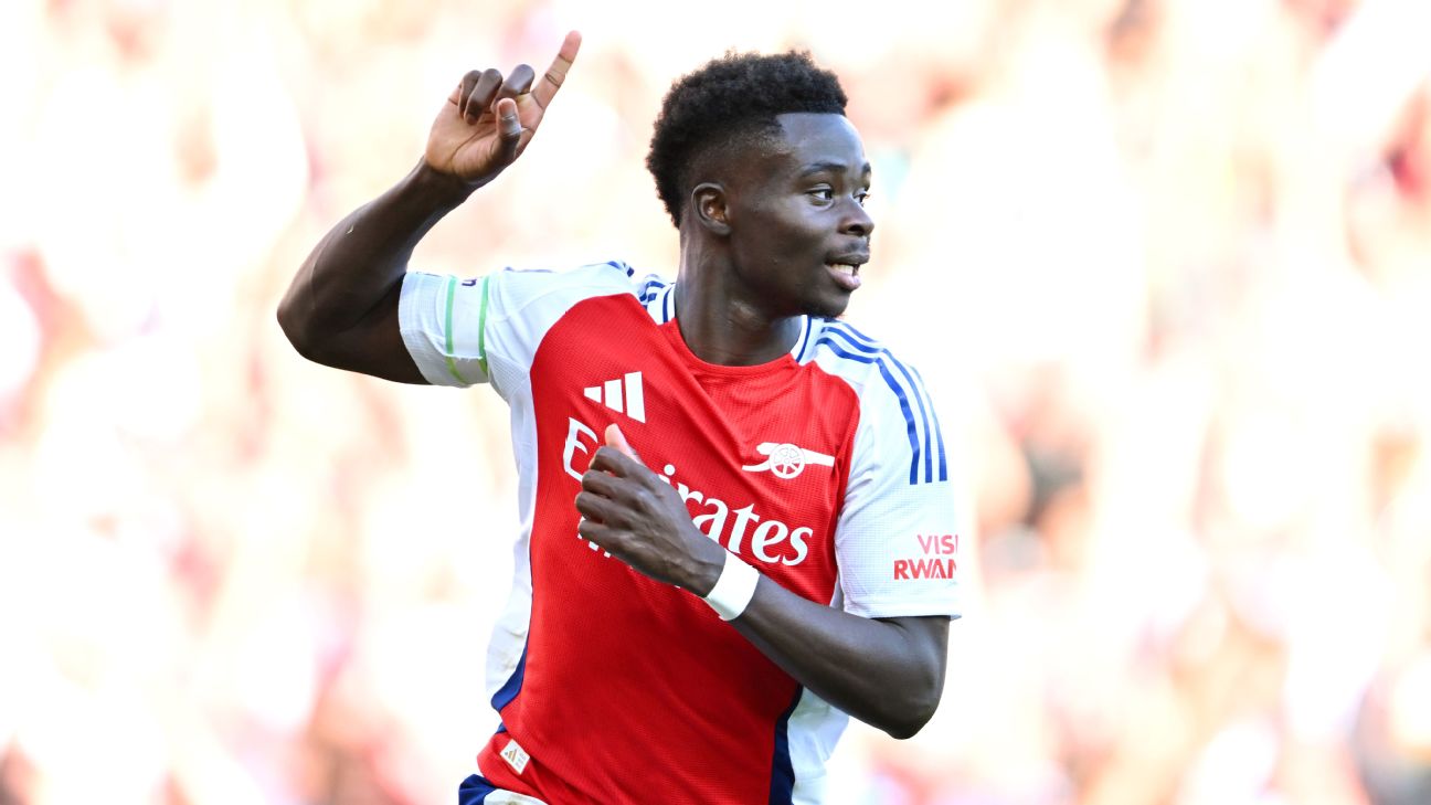 Selebrasi Bukayo Saka usai mencetak gol bagi Arsenal dalam kemenangan 3-1 atas Southampton (getty)