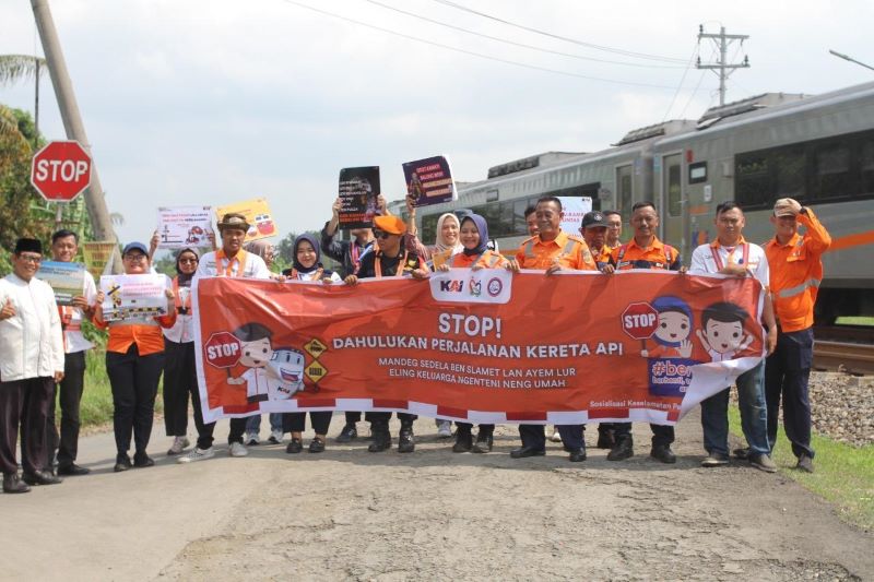 KAI Daop 5 gencar lakukan sosialisasi keselamatan di perlintasan KA sebidang.
