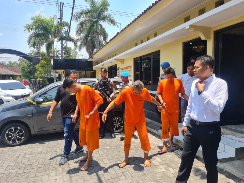 DITANGKAP: Tiga pelaku dengan modus ganjal mesin ATM berhasil diringkus polisi di sebuah penginapan di Kabupaten Jepara.