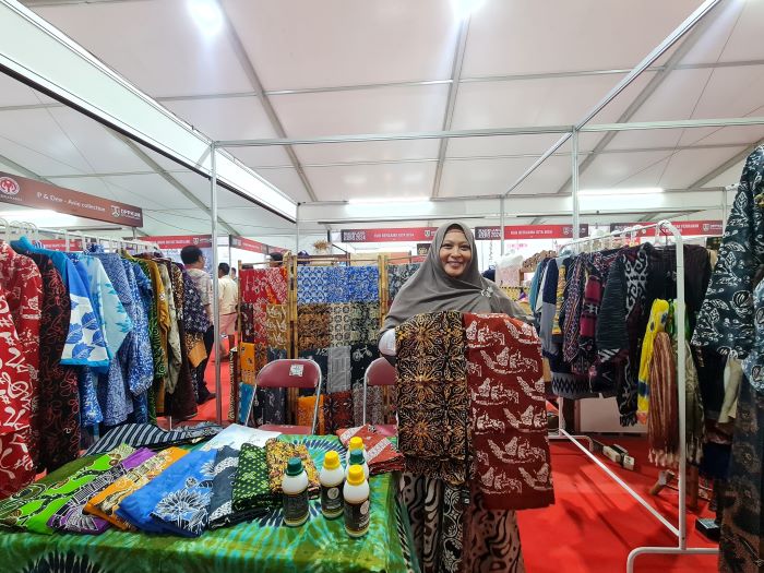 KREATIF: Pemilik Batik Iwing Magelang, Iwing Sulistiyawati memiliki banyak motif yang membuatnya berbeda dengan produk batik lain.