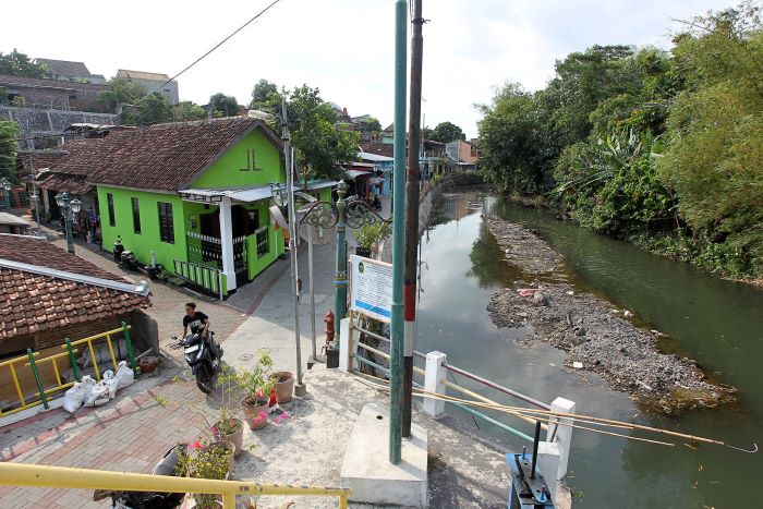 DAERAH RAWAN: Warga beraktivitas di bantaran Sungai Gajah Wong, Kalurahan Muja Muju, Kemantren Umbulharjo, Kota Jogja Senin (7/10/2024).