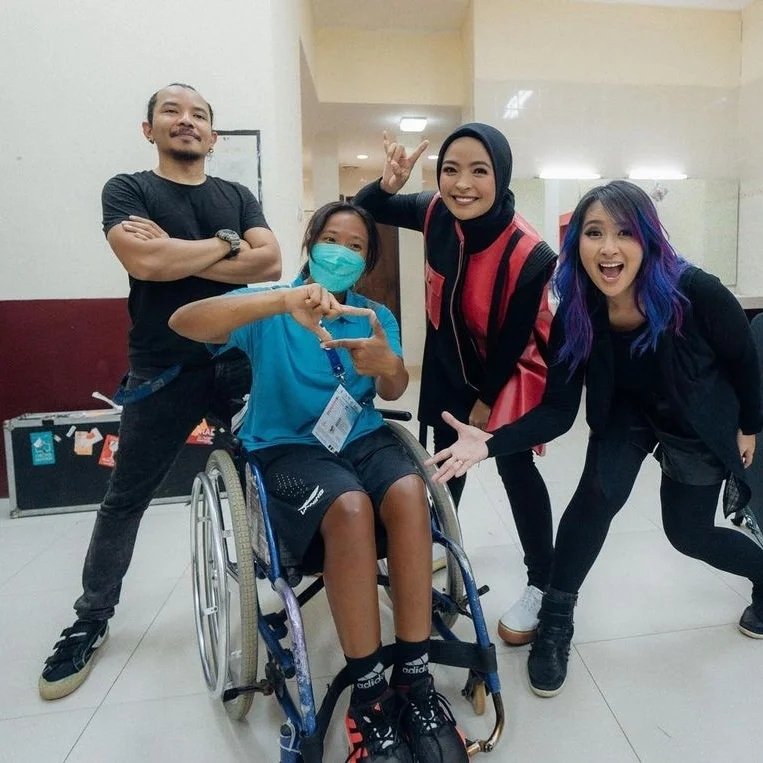 Ndaru Patma Putri bersama para personel Band Kotak.