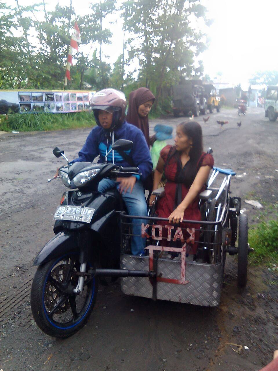 Ndaru Patma Putri dengan motornya