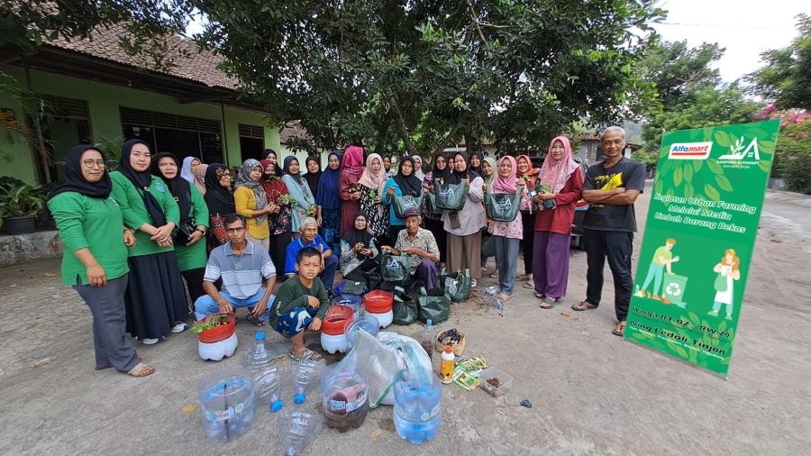 Alfamart Beri Pelatihan Penanaman dengan Planter Bag Untuk Menjaga Kelestarian Lingkungan