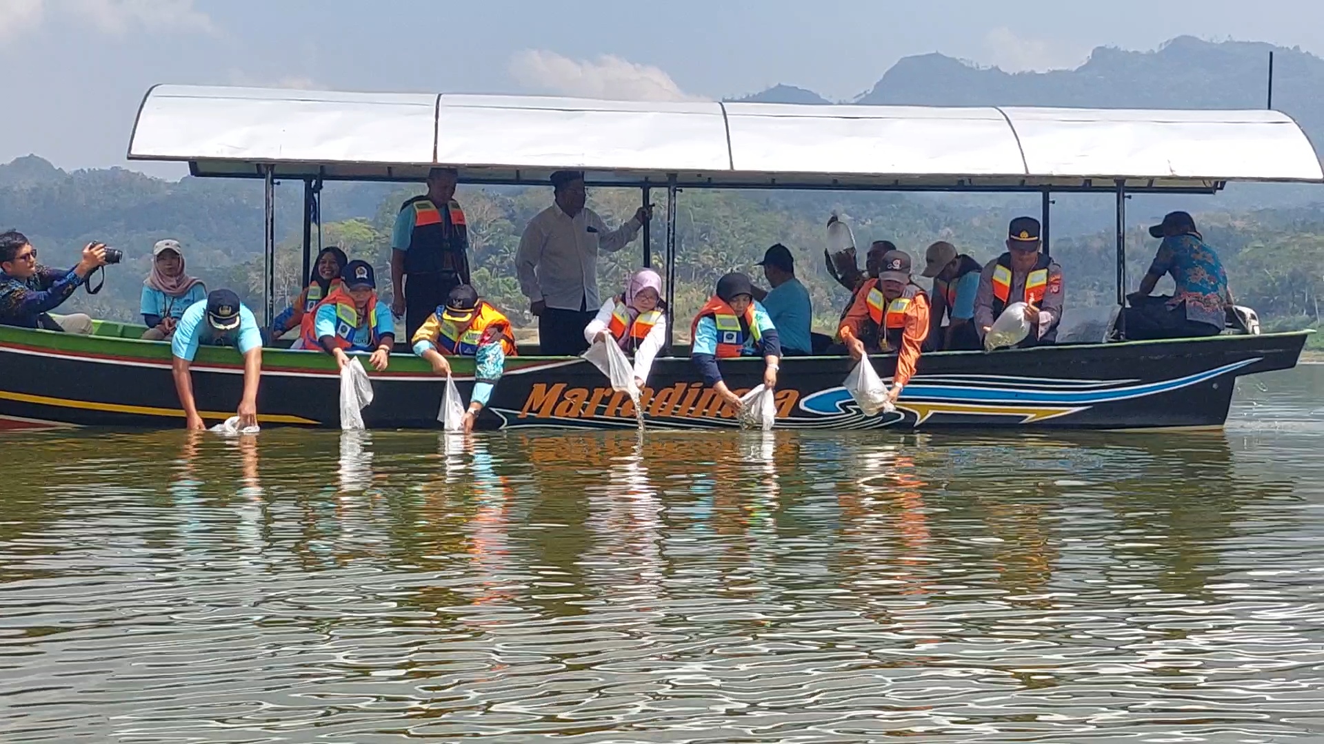 Pelepasan benih ikan lokal di Perairan Waduk Sermo, Senin (7/10). Kegiatan ini sekaligus restocking, upaya menambah populasi ikan lokal di perairan waduk ini.