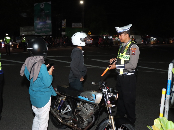 HASIL RAZIA : Jajaran Polres Kebumen berhasil mengamankan enam pasangan tak resmi yang sedang berada di kamar hotel.