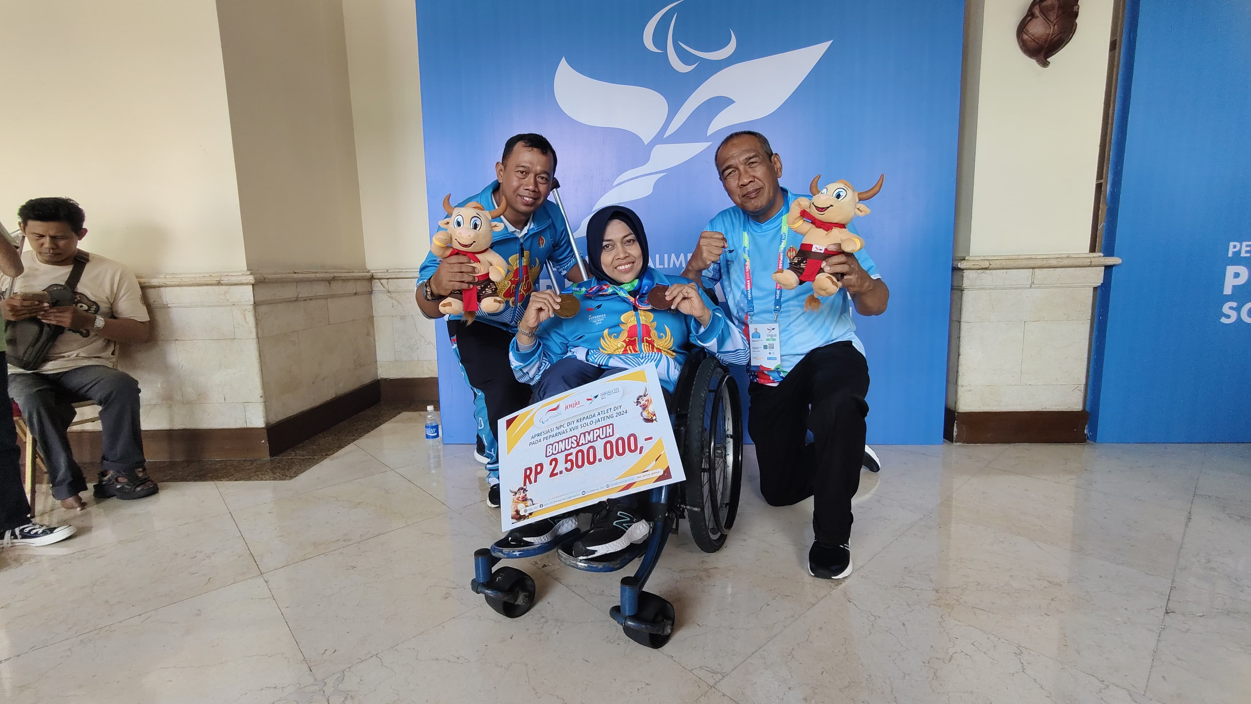 Atlet angkat berat putri DIY Yuni Dwi Kristanti  berhasil mendapatkan emas pertama bagi DIY di Peparnas 2024.