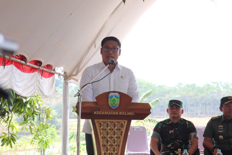 Wakil Menteri Pertanian (Wamentan) Sudaryono, menyapa dan berdialog langsung dengan petani di Desa Kelet, Kecamatan Keling, Kabupaten Jepara pada Kamis