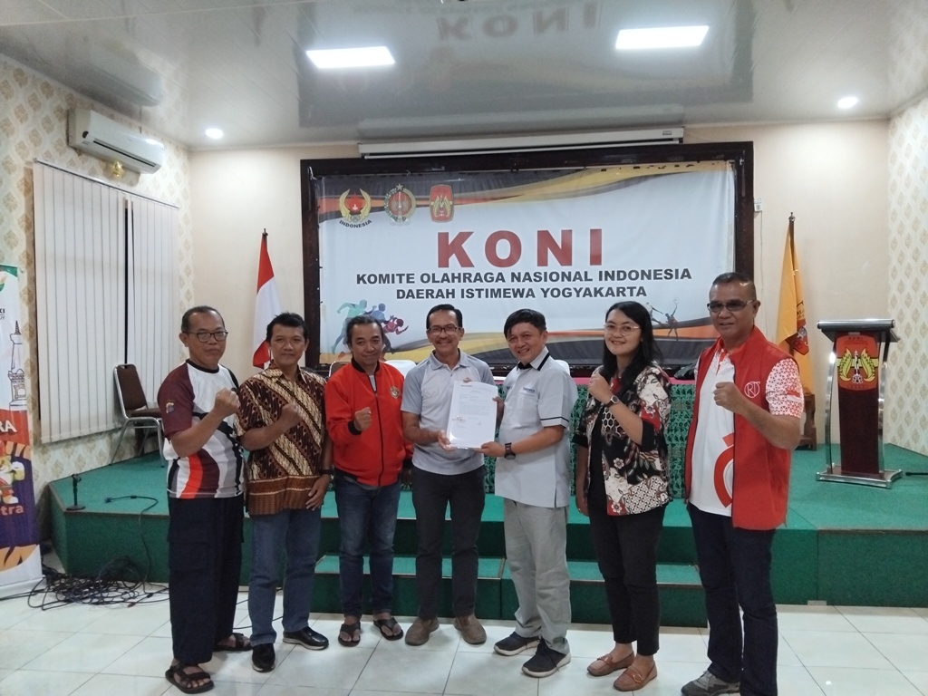 Ketua Pengda TI DIJ Rudy Koeshardijanto dan Ketua KITA Yogyakarta  Fransiscus Widya Kiswara saat berfoto bersama di Kantor KONI DIY.