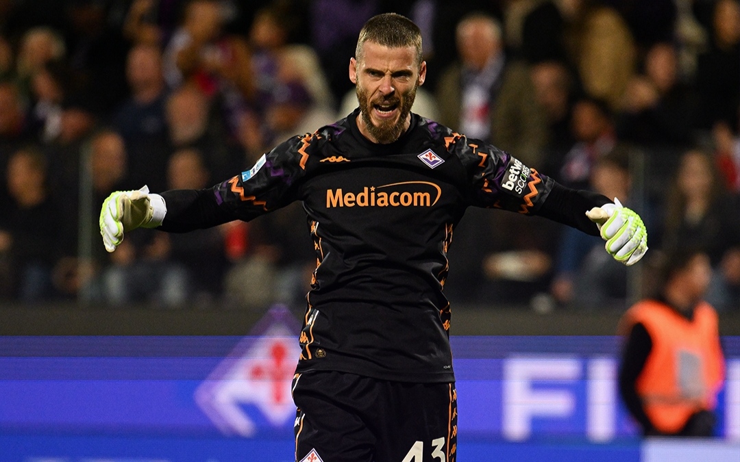Bangganya David de Gea usai lakukan dua kali penyelamatan penalti dari pemain AC Milan (ig acffiorentina)