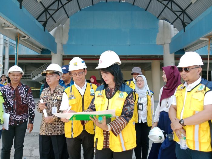 TURUN LAPANGAN: Direktur Jenderal Cipta Karya Kementerian PUPR Diana Kusumastuti saat melakukan peninjauan renovasi Stadion Maguwoharjo atau Maguwoharjo International Stadium Senin (7/10/2024)