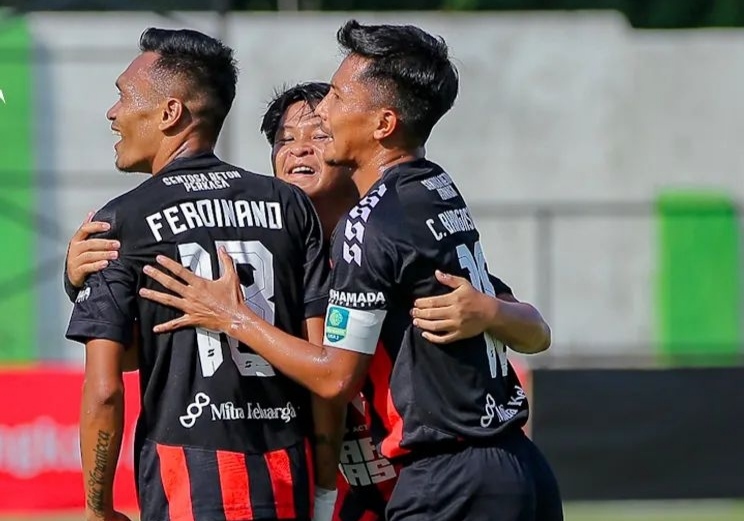 Selebrasi penggawa Persekat Tegal usai Ferdinand Sinaga mencetak gol ke gawang Persikas Subang (ig persekat.tegal)