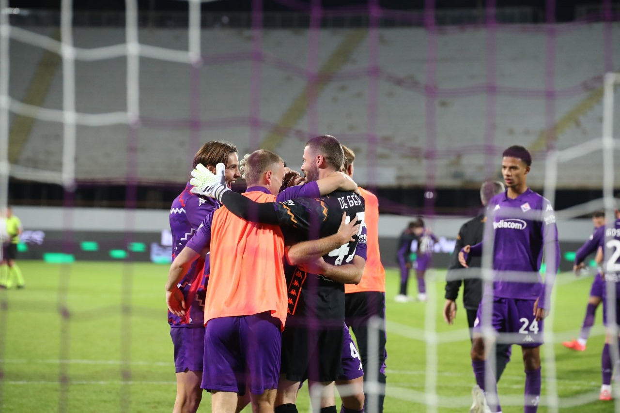 Momen De Gea merayakan kemenangan timnya, Fiorentina atas AC Milan pada Senin (7/10/2024) dini hari WIB.