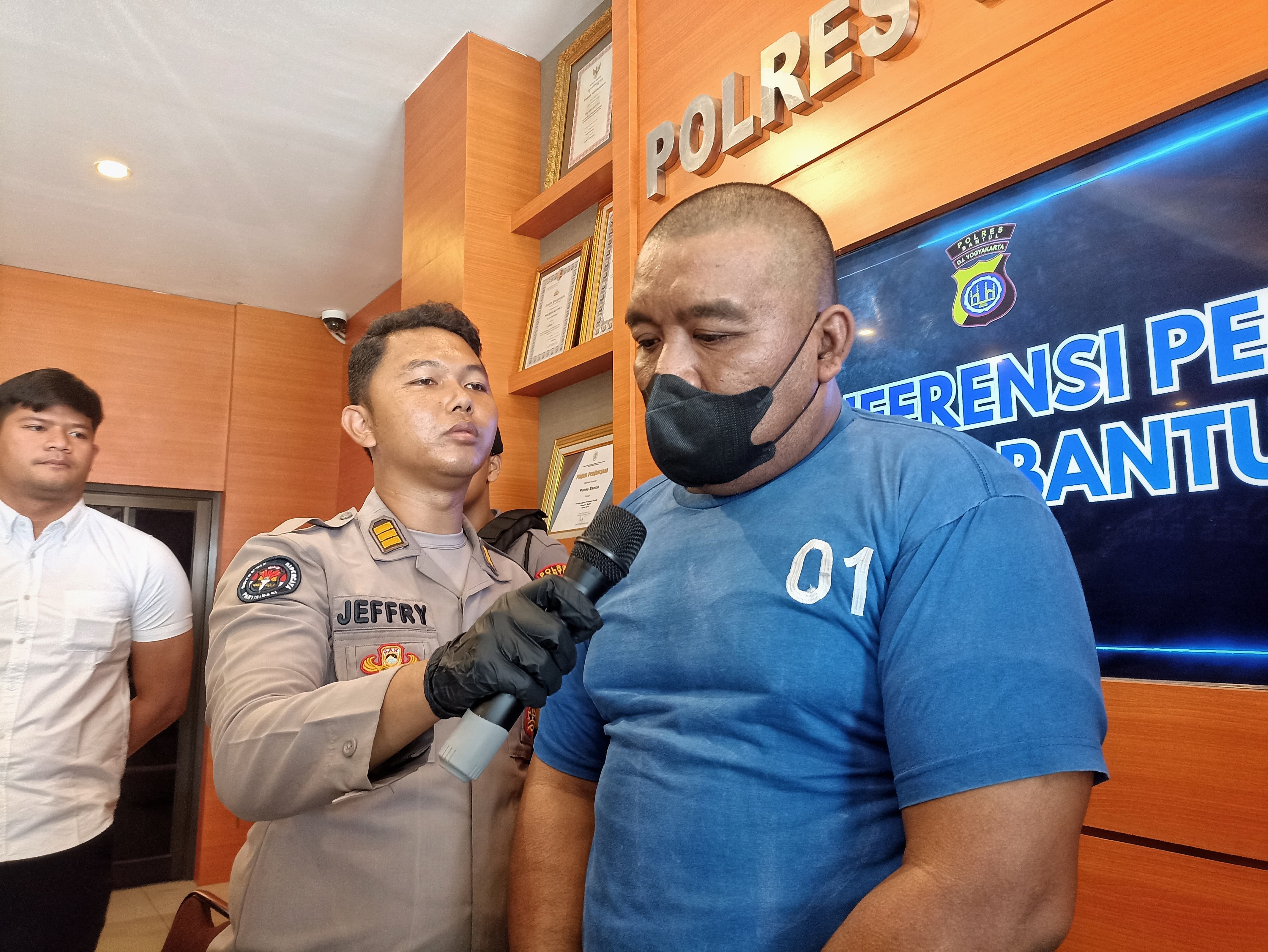 Polisi saat menghadirkan tersangka dan barang bukti kasus penjambretan di Mapolres Bantul, Senin (7/10/2024).