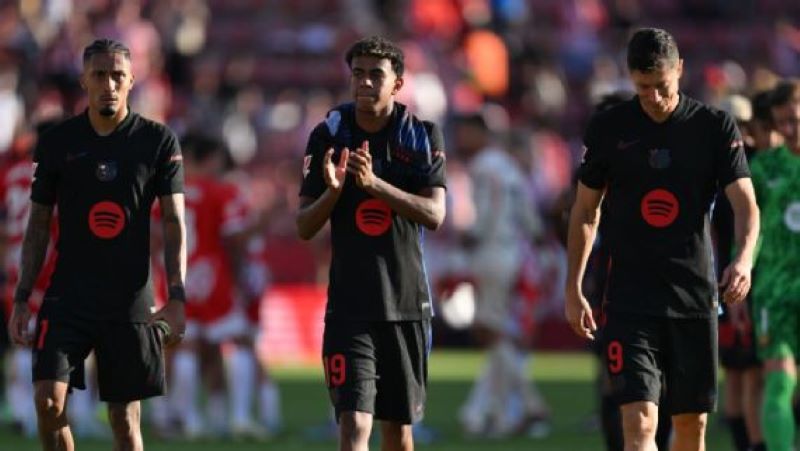 Trio penyerang Barcelona masa kini, Raphinha, Lamine Yamal dan Robert Lewandowski (David Ramos/Getty Images)