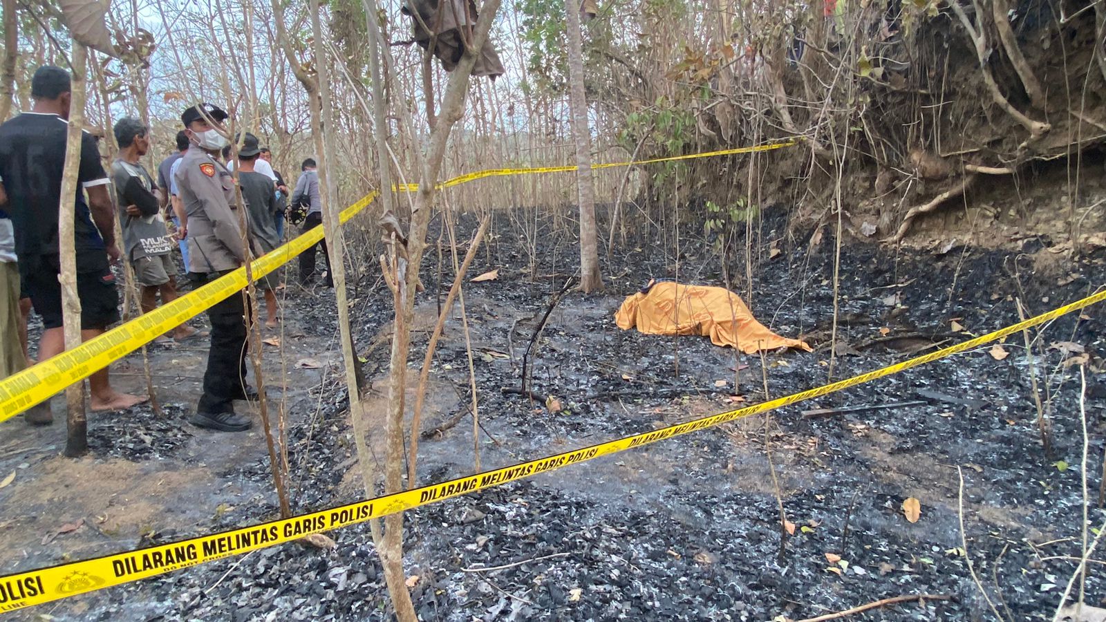 Lansia ditemukan tewas terbakar di lahan kosong di Padukuhan Panjatan, Kalurahan Pengkok, Patuk, Gunungkidul, Senin (7/10) siang.