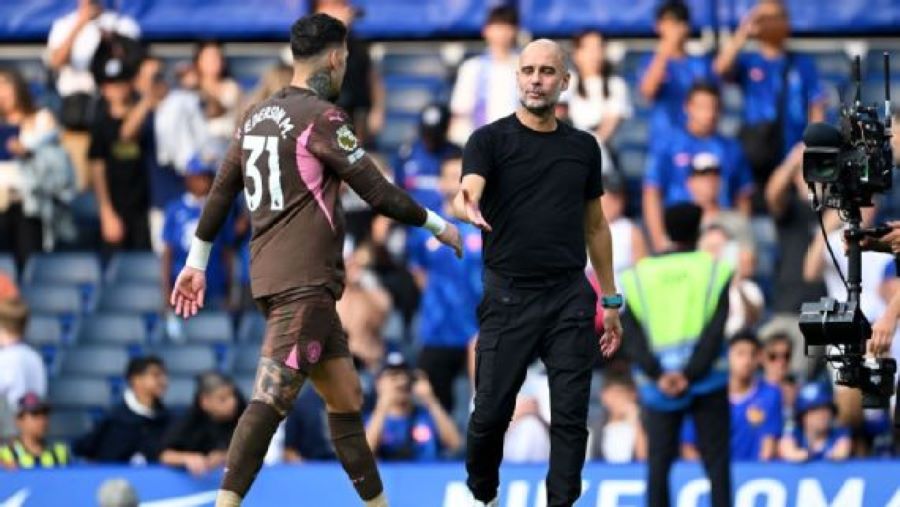 Pep Guardiola sebut alasan Ederson bertahan di Manchester City karena tidak ada tim yang memenuhi harga yang diminta (Shaun Botterill/Getty Images)