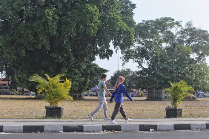 Warga saat berlari di Alun-Alun Kidul yang diklaim sebagai tempat kegiatan senam dan jalan sehat yang sempat batal Minggu (6/10/2024) pagi