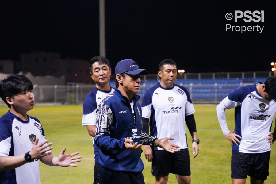 Shin Tae-yong memimpin langsung latihan perdana timnas Indonesia setelah tiba di Bahrain (PSSI)